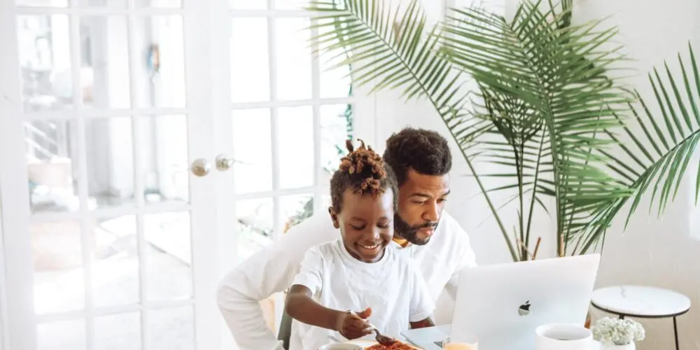 Uomo con bambino durante paternita