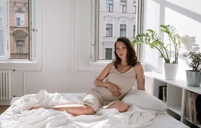 Donna incinta indossa camicia da notte parto