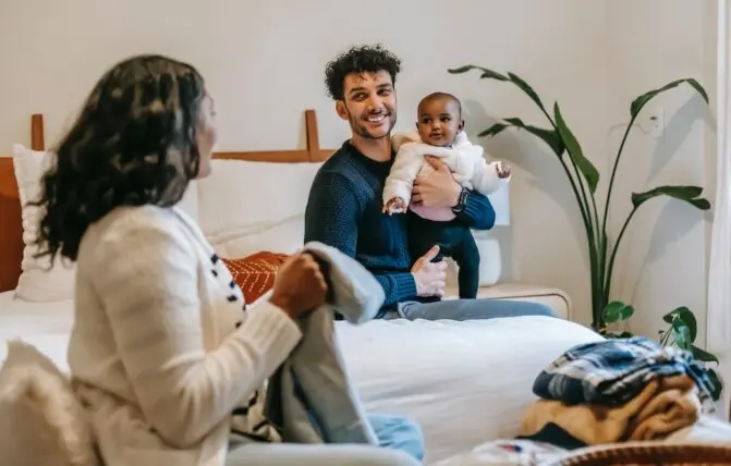 Coppia con bambino organizza casa