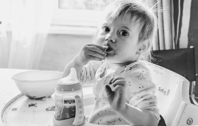 Bambino che mangia durante lo svezzamento