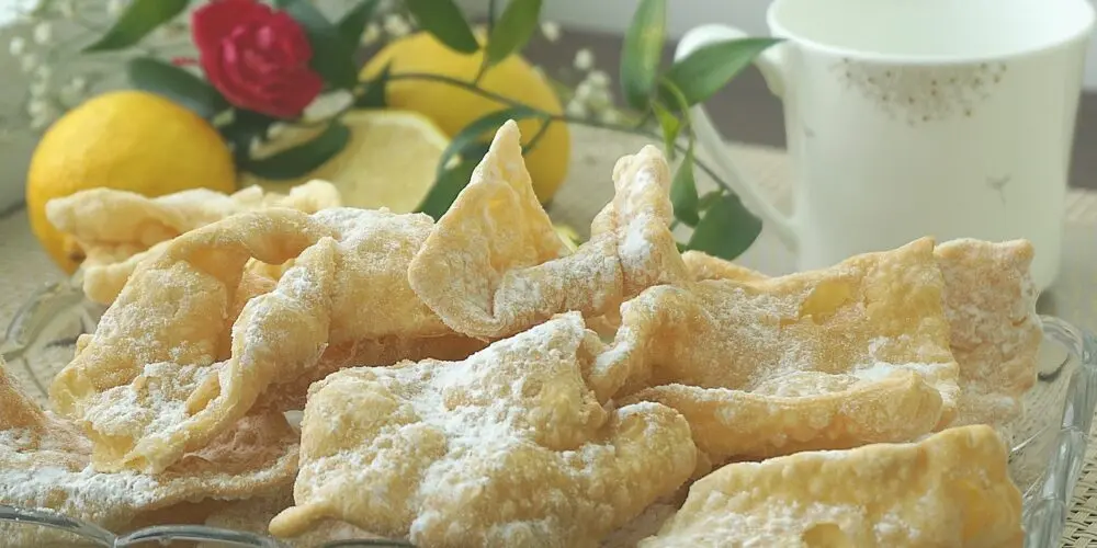 Piatto di chiacchiere al forno