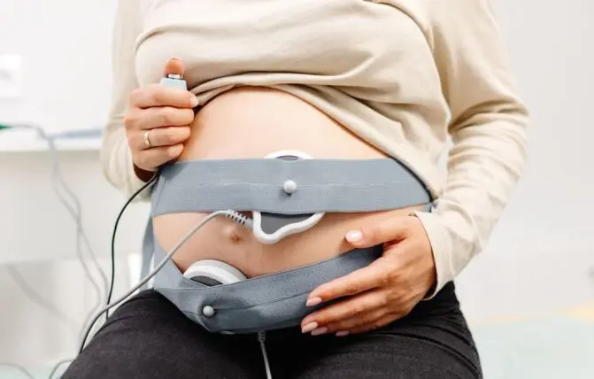 Donna incinta fa tracciato in gravidanza