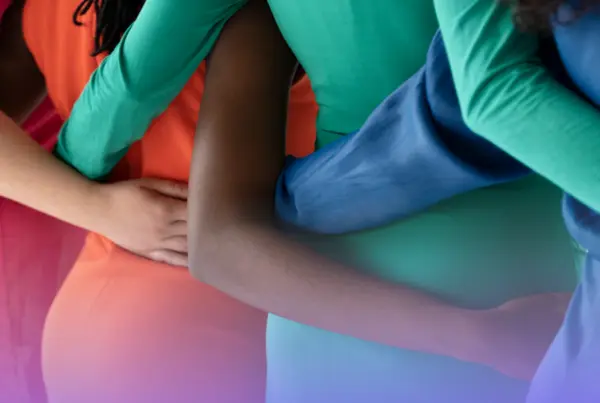 donne si abbracciano di schiena