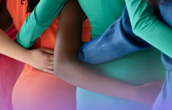 donne si abbracciano di schiena